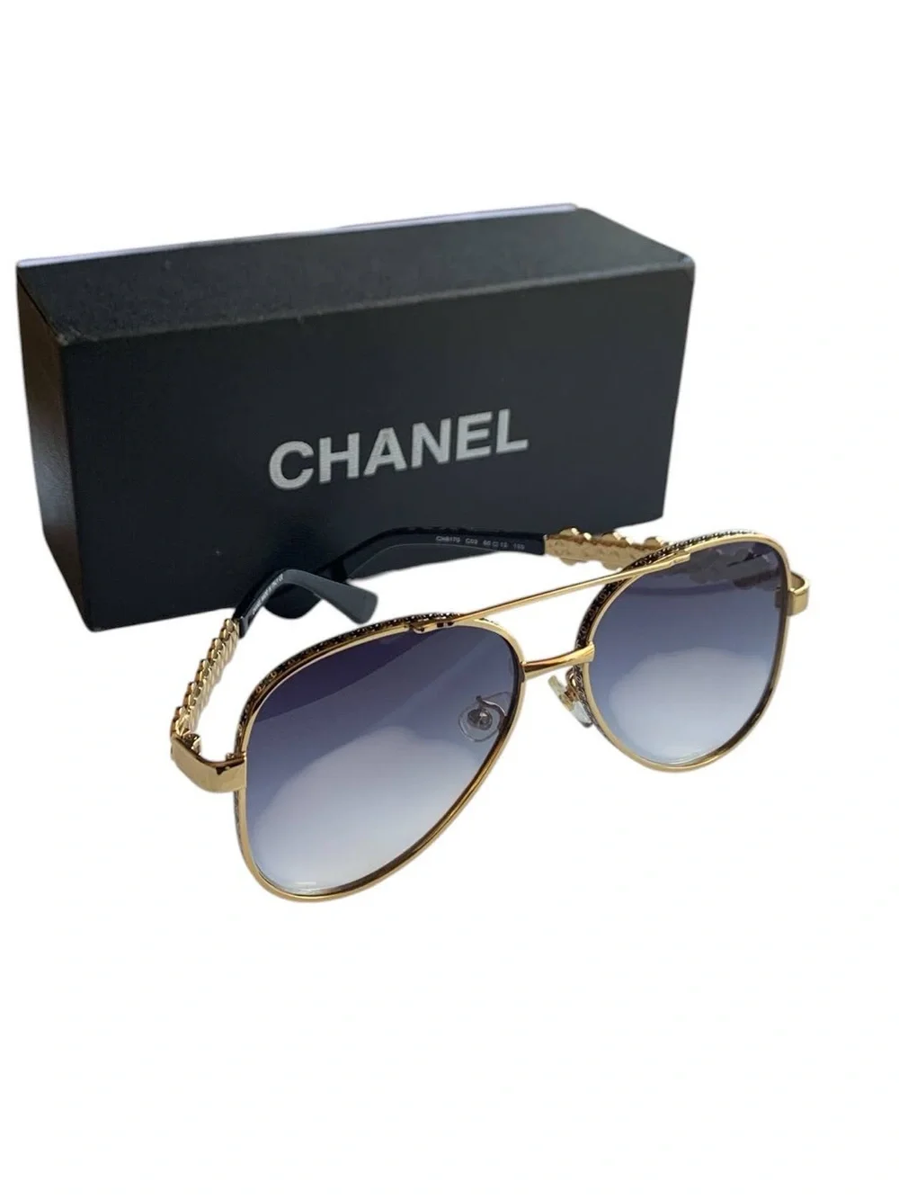🕶️ Gold-Tone Aviator Sunglasses with Chain Detail 🕶️